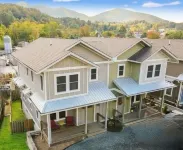 Stylish Downtown Gem • Hot Tub • Custom Bunkroom • Walk Everywhere, Relax, Enjoy