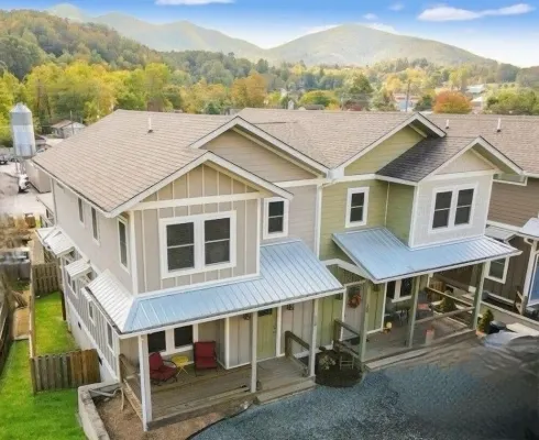 Stylish Downtown Gem • Hot Tub • Custom Bunkroom • Walk Everywhere, Relax, Enjoy