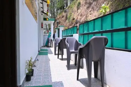 Wood Castle Luxury Home Stay Отели рядом с достопримечательностью «Golu Devta temple»