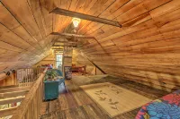 Rustic Cabin in the Woods 2-Acre Fishing Pond! - Homestays