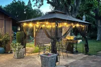 Modern Entertainment Getaway Off Sacramento River! Hotel a Anderson