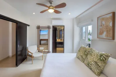 Gorgeous condo in the heart of Romatinc Zone at The Park! 2BR/2 BATHS Các khách sạn ở 