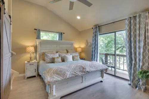 Lakehouse Hot Tub, Waterslide, Game Room and Kayaks - parking