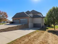 Spacious 5-bedroom house in beautiful Carter Lake with fitness room, WiFi Hotels in Carter Lake