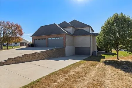 Spacious 5-bedroom house in beautiful Carter Lake with fitness room, WiFi