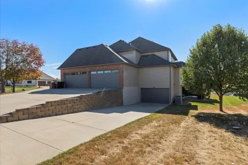 Spacious 5-bedroom house in beautiful Carter Lake with fitness room, WiFi Hotels in Carter Lake