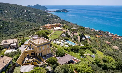Villa Riviera Resort