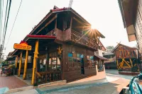 Chan Daeng Hotel (Antique Hotel) ワット スアン タン周辺のホテル