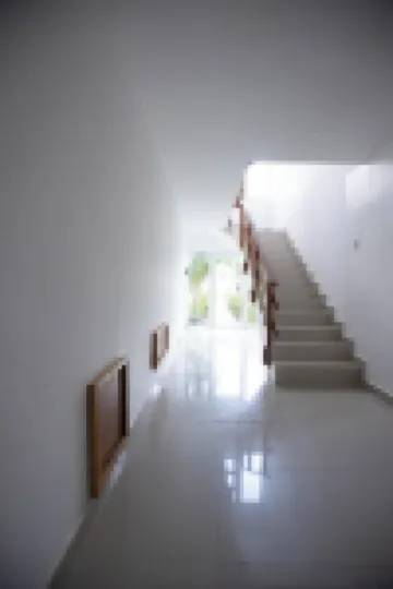 Beautiful 2 bedroom unit, free wifi, pool 3 minutes walk from beach