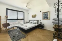 Serene Studio Apt w Balcony Overlooking the Sea Hotel di 