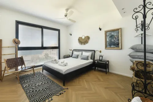 Serene Studio Apt w Balcony Overlooking the Sea