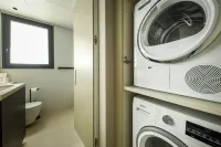 Modern and Vibrant 1BR apt with Private Balcony