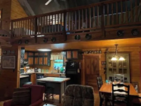 Cabin in the woods overlooking Grenada lake. Hotels in Grenada County