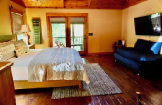 Vintage Luxury Creekside Cabin ~ King Bed, Hot Tub, Fire Pit & Game Room, Dog Ok