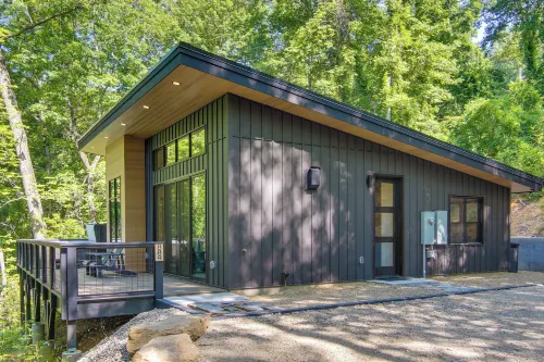 Modern Cabin w/ Hot Tub & Fire Pit in Fairview! - Homestays