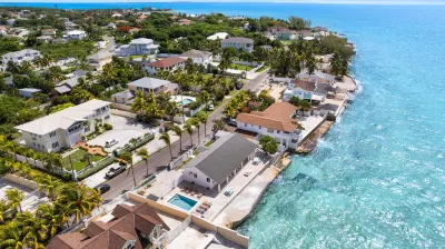 OCEANFRONT HAVEN-35 Steps Into SEA! Private POOL,BEACH 10min Walk. 10%week-off! Hotels in 