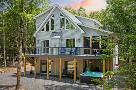 Maple Oasis by Avantstay Newly Built w/ Hot Tub, Game Room & Fire Pit Отели в г. Танкханнок Тауншип