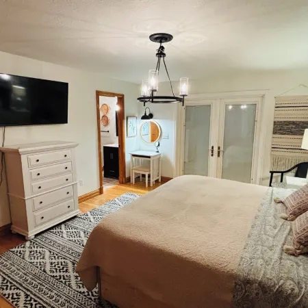 Sunshine Escape: Spacious 6Br Home w/ Outdoor Oasis & Fire Pit Near Marina