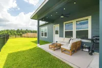 NEW 5 bdr + lake view + playground + BBQ, fits 10!