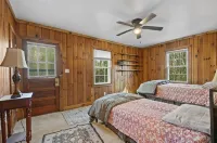 Holly Hill..  3-bedroom home in Historic Gastonia private yard 20min to Airport