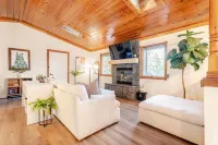 Serene Treetop Getaway- Cozy & Modern Tri-Level Mountain Cabin