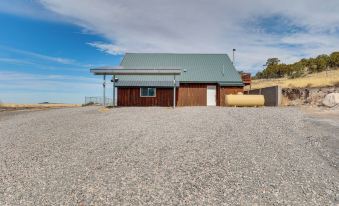 3 Mi to Trails: Secluded Eagar Cabin w/ Mtn Views!