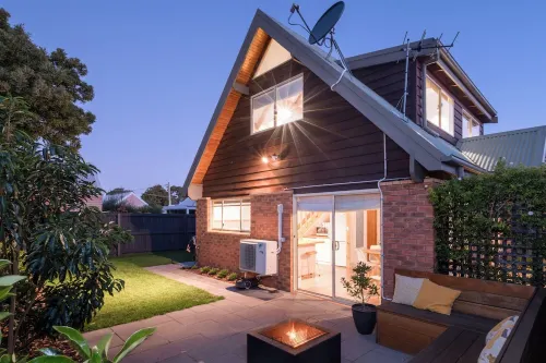 Lemon Tree | Walk to the beach! | Pet Friendly | Free Parking | Eco Friendly Hotels in Bellerive