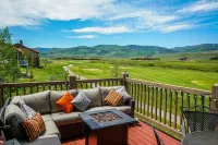 Mtn-View Gem w/ on-Site Golf! 3 Mi to Granby Ranch - Parkering