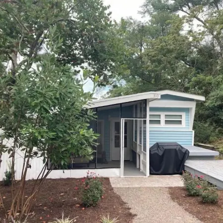 2Br/2BA, Clean, Comfy & Steps from Dining & Sound w/ Tesla Charging Station