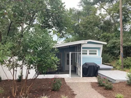 2Br/2BA, Clean, Comfy & Steps from Dining & Sound w/ Tesla Charging Station