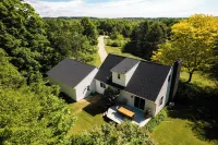 The Norra House: Curated 3-bedroom house in Suttons Bay on 5 acres Hotels in Bingham Township