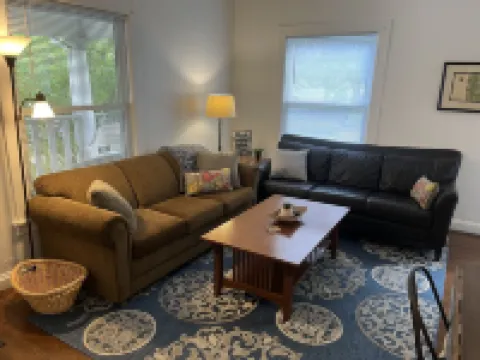 Cottage Grove apt 1 private covered porch