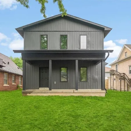 Modern 4 Bed/3.5 Bath Farmhouse Steps to Downtown CF!