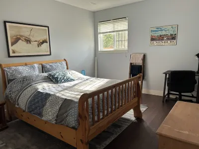 Lrg 1 bdrm ground level suite with a Private Entry in a forest setting. Hotels near Triple Tree Nurseryland