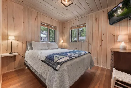 LAKEFRONT HOME w BEACH @ HIGGINS LAKE!