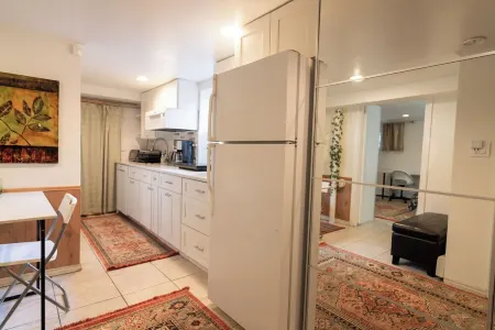 Charming 1-bedroom beautifully furnished apartment in quaint Roslyn w/Parking