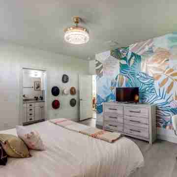 The Q: Austin Single Family Oasis Home Hot Tub, Sauna, Gym, 7 Beds ~ DT Atx Rooms