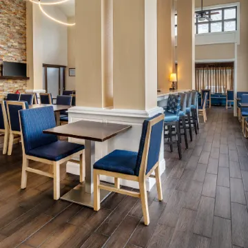 Hampton Inn & Suites Nashville-Vanderbilt-Elliston Place Отели рядом с достопримечательностью «The Parthenon»