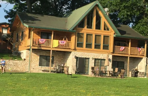 Welcoming log cabin on Keeler Lake - 5 bedrooms for a cozy getaway - Alppimaja