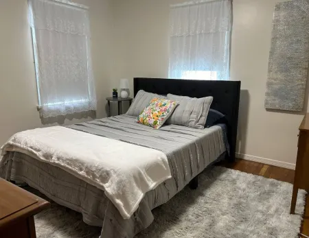 Charming 3-bedroom house in delightful Canton with WiFi, AC Отели в г. Плейн Тауншип