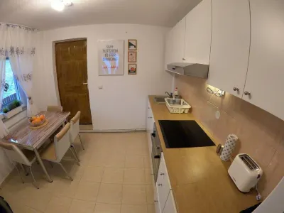 Fantastic 2-bedroom house with WiFi in Lugașu de Jos فنادق في 