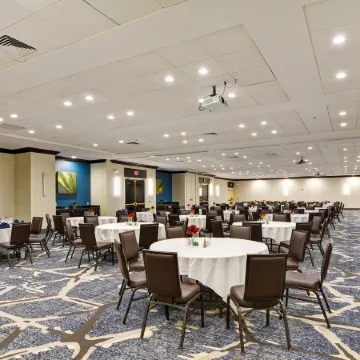 Embassy Suites by Hilton Orlando Downtown Отели рядом с достопримечательностью «Парк Лейк Эола»