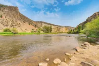 Riverfront Montana Log Cabin w/ Mountain Views! - parking