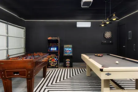 Pool+HotTub+Firepit+Grill+Billiards+MiniGolf+PS4