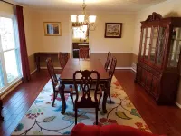 Spacious 5 -bedroom house in welcoming Dunwoody, large back yard. Close to MARTA