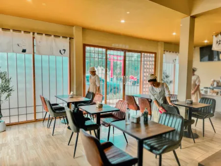 COZY SHIROI RESORT Отели рядом с достопримечательностью «Wat Suan Pa Rak Nam»