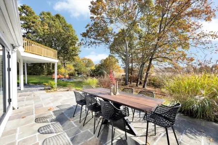 Unique Contemporary, Luxurious,MarshViews/Hottub/5mins drive to beach/Large Grps