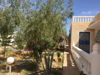 Grande Maison Avec Piscine et Grand Jardin Arboré Situé à 1km de Djerbahood فنادق في الحارة الصغيرة الرياض