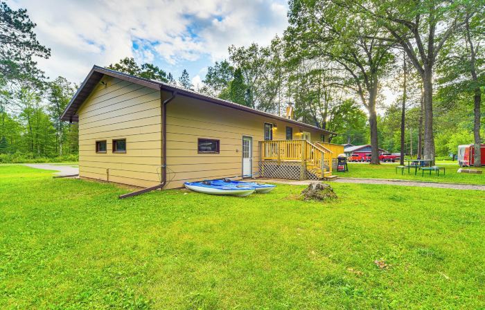 Hayward Home w/ Private Deck, Fire Pit & Kayak!