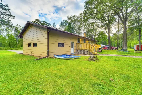 Hayward Home w/ Private Deck, Fire Pit & Kayak! - 3 tähden